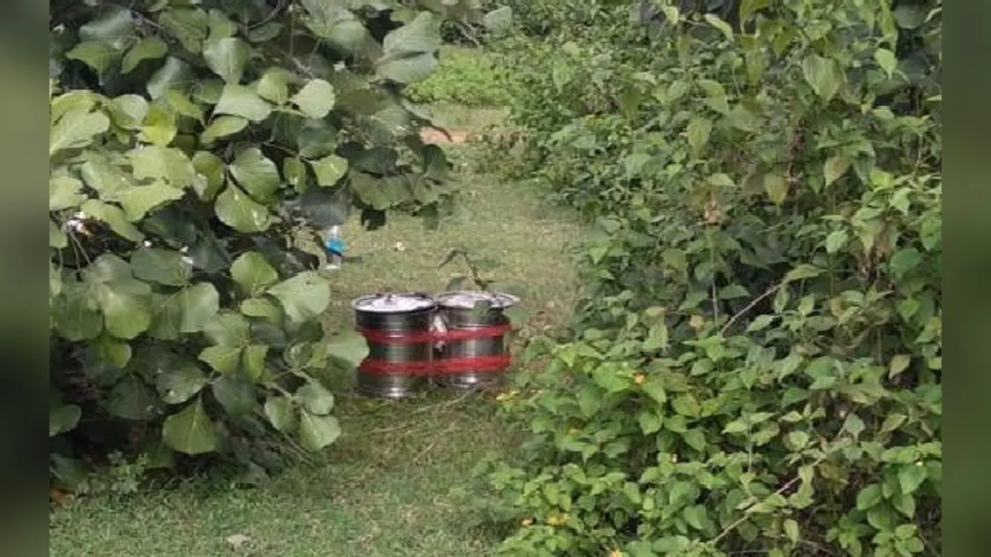 Jharkhand Naxal News : झारखंड के बसबोनवा जंगल से 30-30 kg के दो IED बम बरामद, पुलिस ने किया डिफ्यूज
