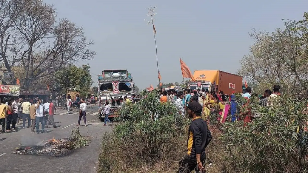 गोपालगंज में स्कूल जा रहे बच्चों पर चढ़ी रॉन्ग साइड से आ रही बेलगाम ट्रक, आक्रोशितों का सड़क पर हंगामा