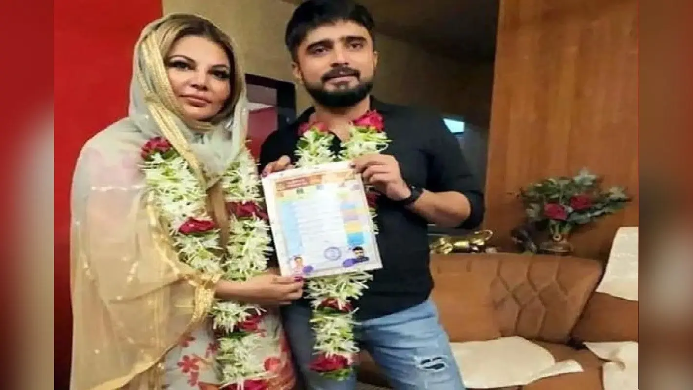 Rakhi Sawant ने बॉयफ्रेंड आदिल संग रचाई दूसरी शादी, हाथ में मैरिज सर्टिफिकेट पकड़े एक्ट्रेस की फोटोज हुई वायरल