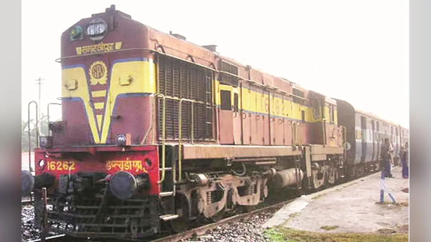 Indian Railways: लगातार बारिश से रेलवे अलर्ट, 15 से अधिक ट्रेनों को किया रद्द