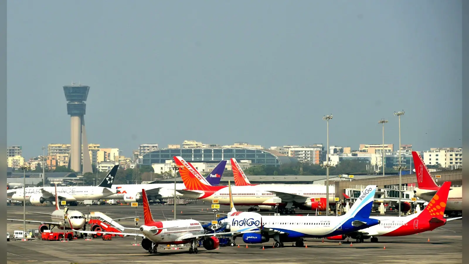 Lucknow News: कस्टम विभाग की बड़ी कार्रवाई, अमौसी एयरपोर्ट पर पकड़ा डेढ़ करोड़ से अधिक का सोना