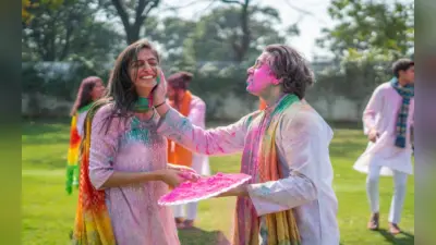 Holi 2023: शादी के बाद रोमांटिक तरीकों से मनाएं पहली होली, इन टिप्स से यादगार होगी त्योहार