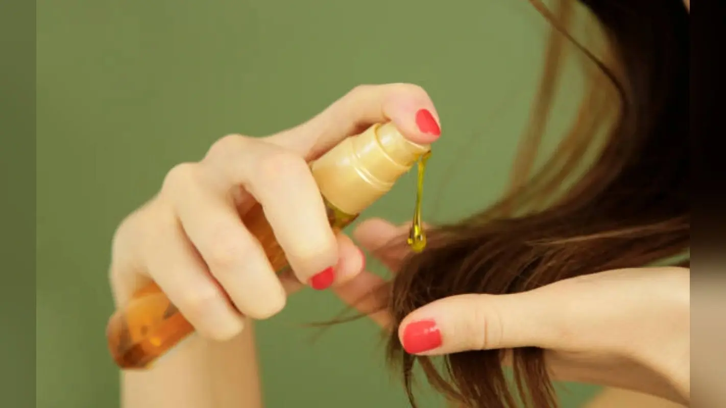 Best Hair Oils: डैंड्रफ कम करने वाले 10 बेस्ट हेयर ऑयल्स, आजमा कर देखें