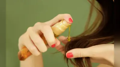 Best Hair Oils: डैंड्रफ कम करने वाले 10 बेस्ट हेयर ऑयल्स, आजमा कर देखें