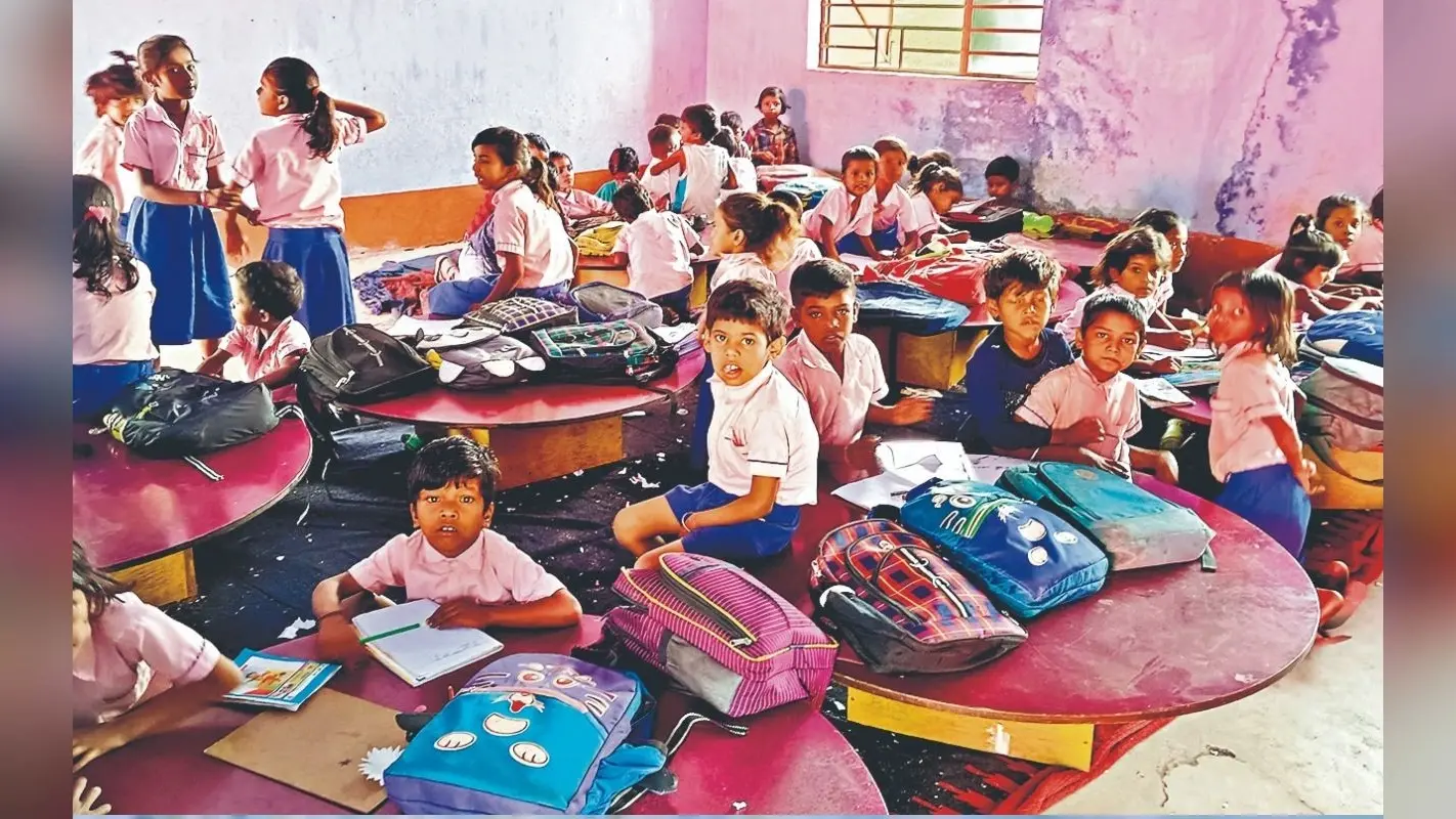Dhanbad: एक ही कमरे में बैठे 3 कक्षाओं के बच्चे, एक-दूसरे की मदद से दी परीक्षा