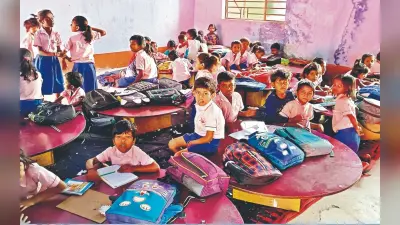 Dhanbad: एक ही कमरे में बैठे 3 कक्षाओं के बच्चे, एक-दूसरे की मदद से दी परीक्षा