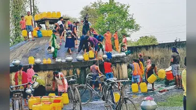 झारखंड : यहां बूंद-बूंद जल के लिए जद्दोजहद, पानी खरीदने में चला जा रहा कमाई का एक हिस्सा