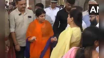 VIDEO : बीजेपी की सांसद और मेयर से भिड़ी रिवाबा जडेजा, क्यों फूटा सर जडेजा की पत्नी का गुस्सा?