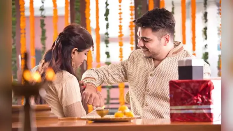 Happy Raksha Bandhan : रक्षाबंधन पर बहन को उपहार के साथ दीजिए स्पेशल प्यार, आजमाएं ये टिप्स