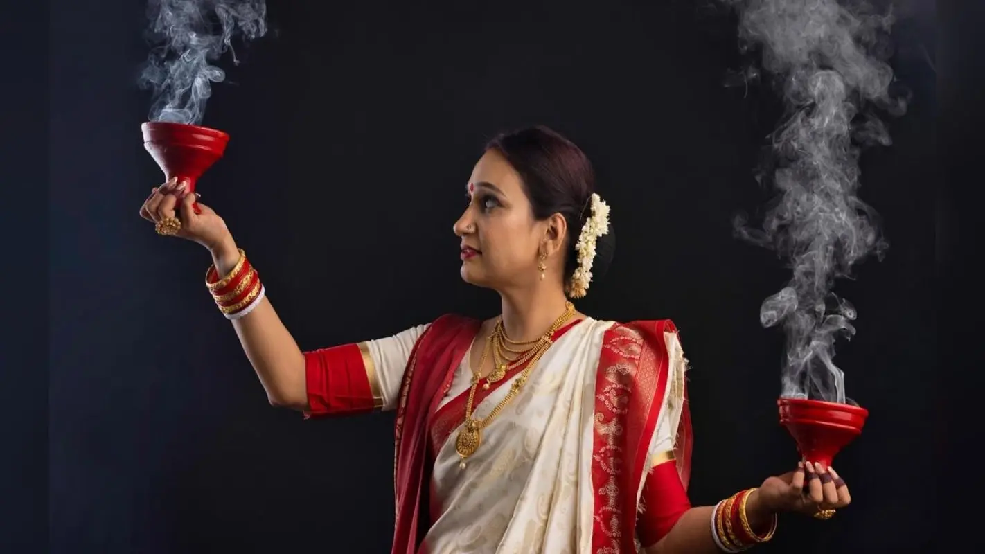 Durga Puja 2023: दुर्गा पूजा पर बंगाली महिलाएं क्यों पहनती हैं लाल पाड़ साड़ी, जानें