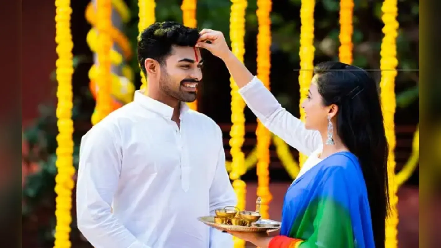 माथे पर आखिर क्यों लगाया जाता है तिलक? जानें चंदन और हल्दी ‘तिलक’ लगाने के पीछे का महत्व