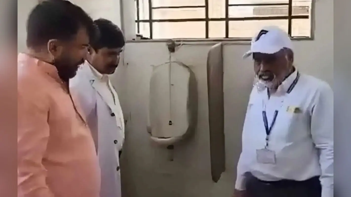 अस्पताल के डीन से साफ कराया शौचालय! शिवसेना सांसद के खिलाफ FIR दर्ज