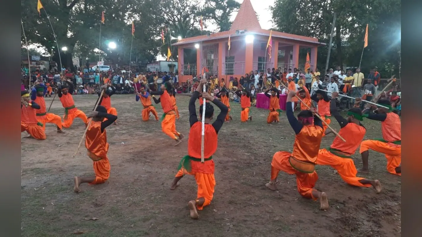 बंदगांव में अस्त्र शस्त्र चालन प्रतियोगिता का आयोजन, कुल 11 मंडली ने भाग लिया, उमड़े हजारों दर्शक