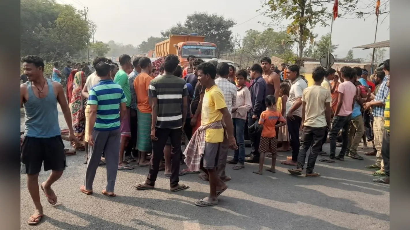 चांडिल में जंगली हाथियों का आतंक जारी, आक्रोशित ग्रामीणों ने किया सड़क जाम