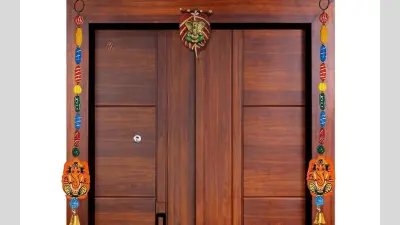 Vastu Tips: घर के मुख्य द्वार पर रखें ये 5 चीजें, आएगी सुख-समृद्धि व बरसेगा धन