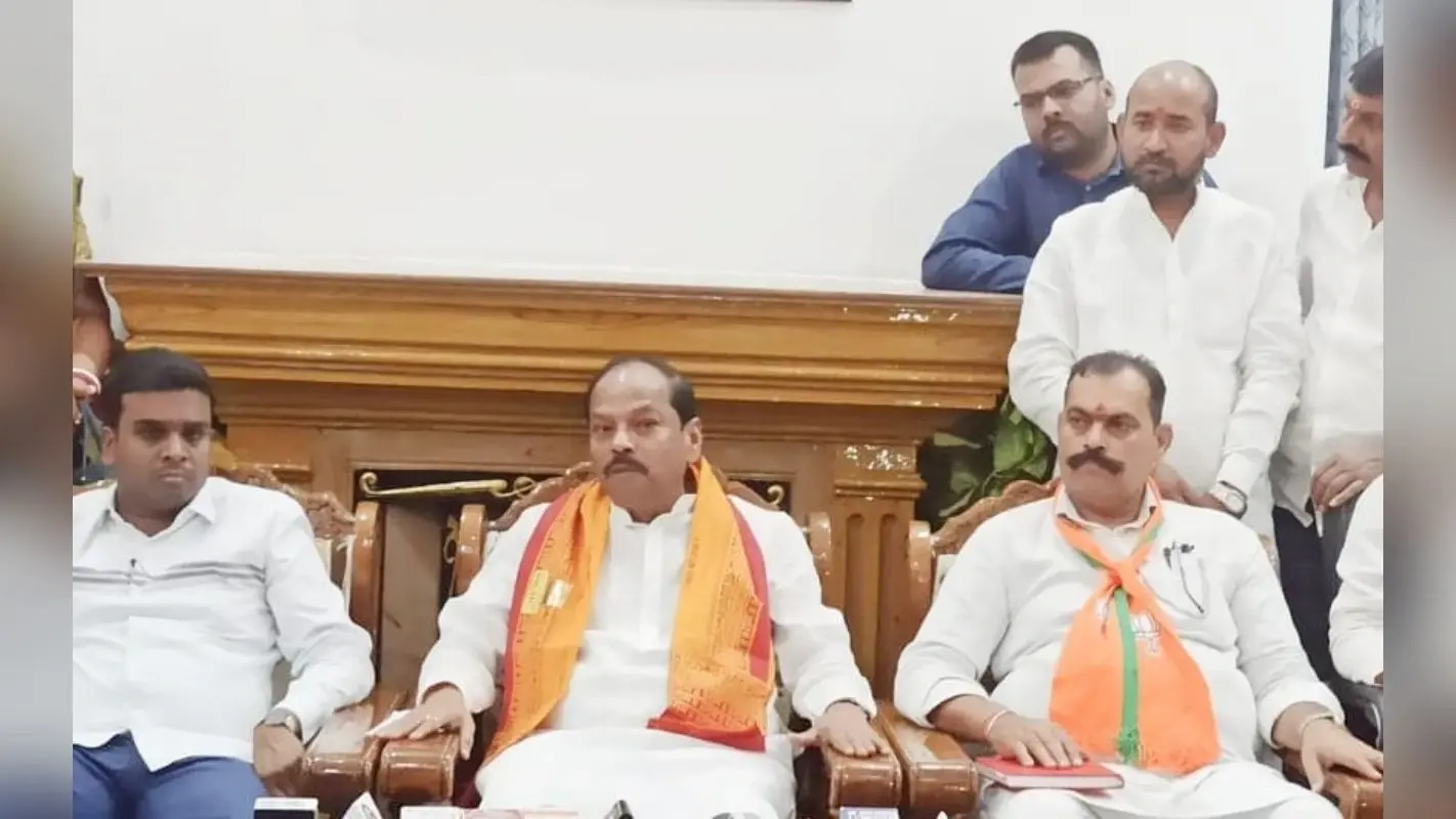 रघुवर दास ने हेमंत सोरेन पर किया जुबानी हमला, कहा- सरकार का मतलब सिर्फ ट्रांसफर पोस्टिंग नहीं