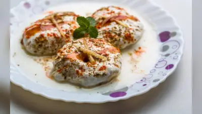 Dahi Vada Recipe: होली स्पेशल में बनाएं दही वड़ा, जानें बनाने की विधि और सामग्री, देखें Video