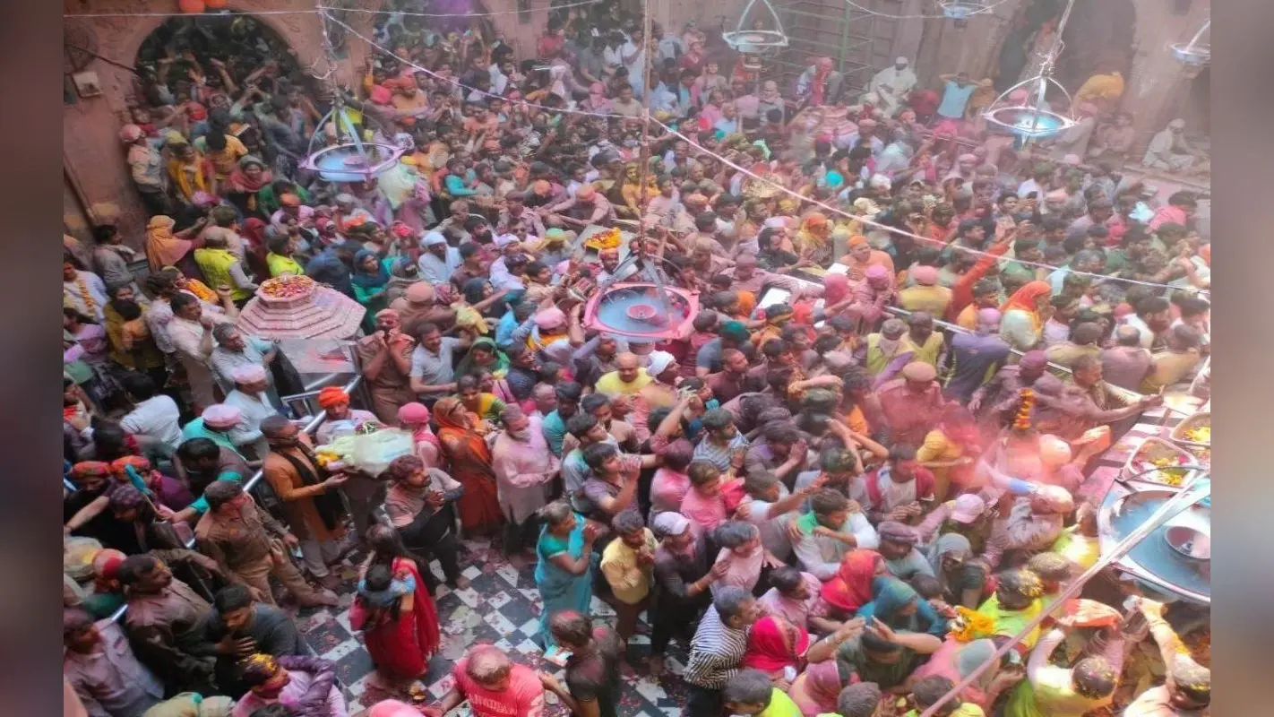UP News : मथुरा के बांकेबिहारी मंदिर के पास गिरी इमारत के मालिक के खिलाफ एफआईआर, कई मकानों को नोटिस जारी