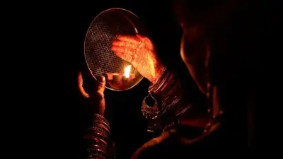 Karwa Chauth: रांची में भी सजना के लिए सज रही हैं महिलाएं