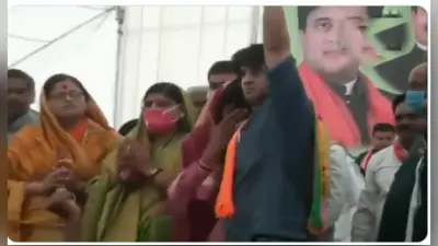 भाजपा नेत्री इमरती देवी ज्योतिरादित्य सिंधिया के सामने फूट-फूट कर रोईं, कमलनाथ के तीखे बयानों का कर रहीं हैं सामना