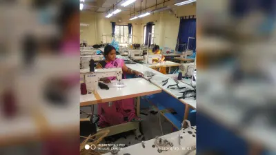 झारखंड की कोरोना वॉरियर्स दीदियां देवदूतों के लिए बना रही हैं सुरक्षा कवच