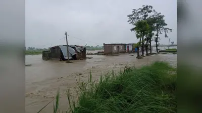 मॉनसून के आते ही बिहार में बाढ़ का तांडव शुरू, लोगों के घरों में घुसा पानी, देखें तस्वीर
