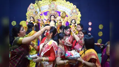 Varanasi News: सिंदूर खेला के बाद महिलाओं ने नम आखों से दी मां दुर्गा को विदाई