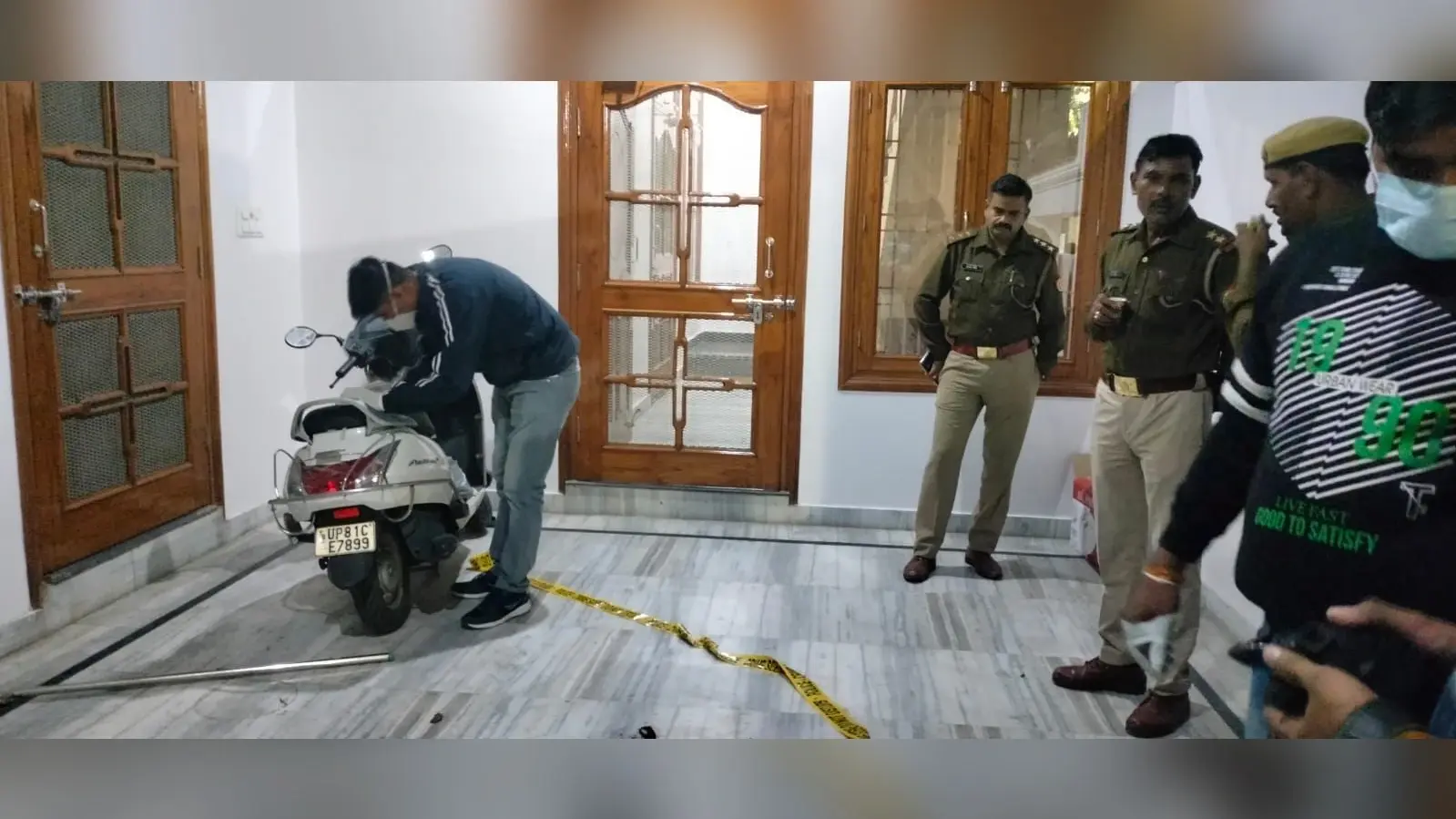 Aligarh News: नगर स्वास्थ्य अधिकारी के घर पर आग में झुलसी महिला, जांच में जुटी पुलिस