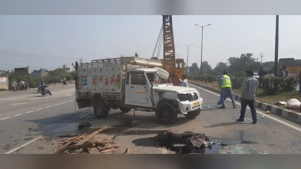Varanasi Accident: झपकी लगने से पलटी पिकअप, चार महिलाओं की मौत, बच्चों सहित 19 घायल