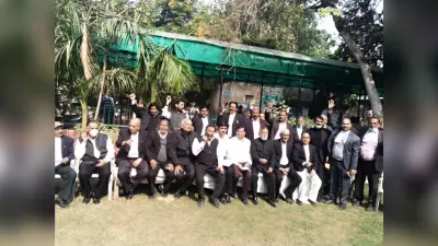 Agra News: हाईकोर्ट बेंच की मांग पर न्यायालय में न्यायिक कार्य रहा बंद, वकीलों ने किया प्रदर्शन