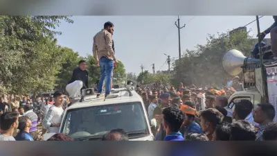 Agra News: पूर्व मंत्री और पूर्व ब्लॉक प्रमुख के समर्थक आपस में भिड़े, पथराव के साथ गाड़ियों में की तोड़फोड़