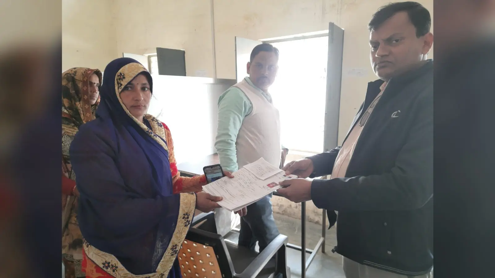 Aligarh News: पंचायत उपचुनाव में 98 प्रत्याशियों ने भरे पर्चे, 77 का निर्विरोध चुनना तय