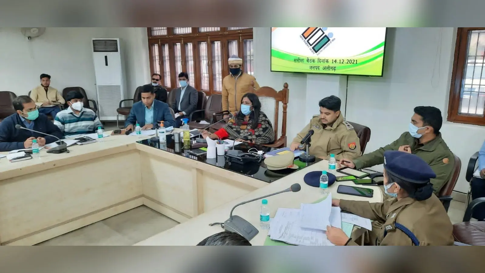 Aligarh News: विधानसभा चुनाव की तैयारियों पर डीएम साहिबा ने ली अधिकारियों की ‘क्लास’, पढ़ाया यह ‘पाठ’