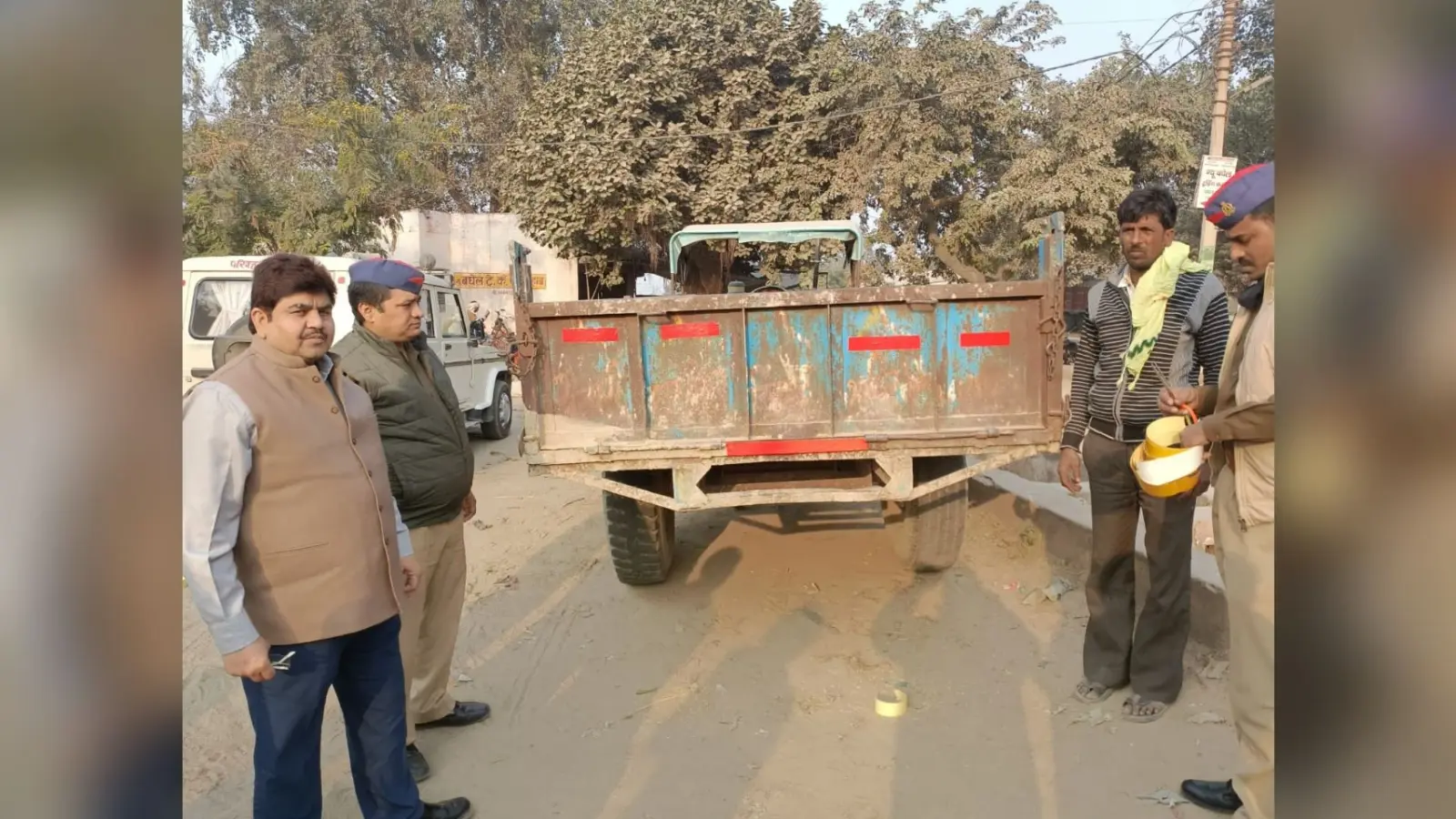 Aligarh News: ट्रैक्टर-ट्रॉलियों में लग रहे रेट्रो-रिफ्लेक्टिव टेप, जानें वजह
