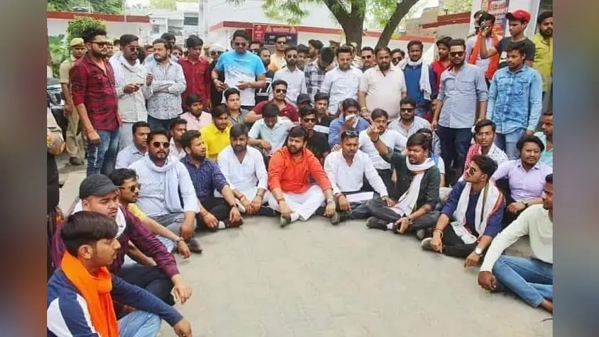 Aligarh News: AMU के निलंबित सहायक प्रोफेसर की मुश्किलें बढ़ीं, गिरफ्तारी के लिए लोग कर रहे धरना-प्रदर्शन