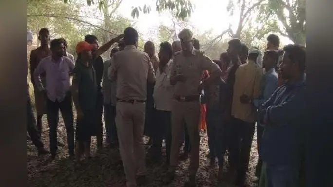 Prayagraj: सोरांव में डबल मर्डर, रॉड से मारकर प्रॉपर्टी डीलर की हत्या, पति ने पत्नी को उतारा मौत के घाट