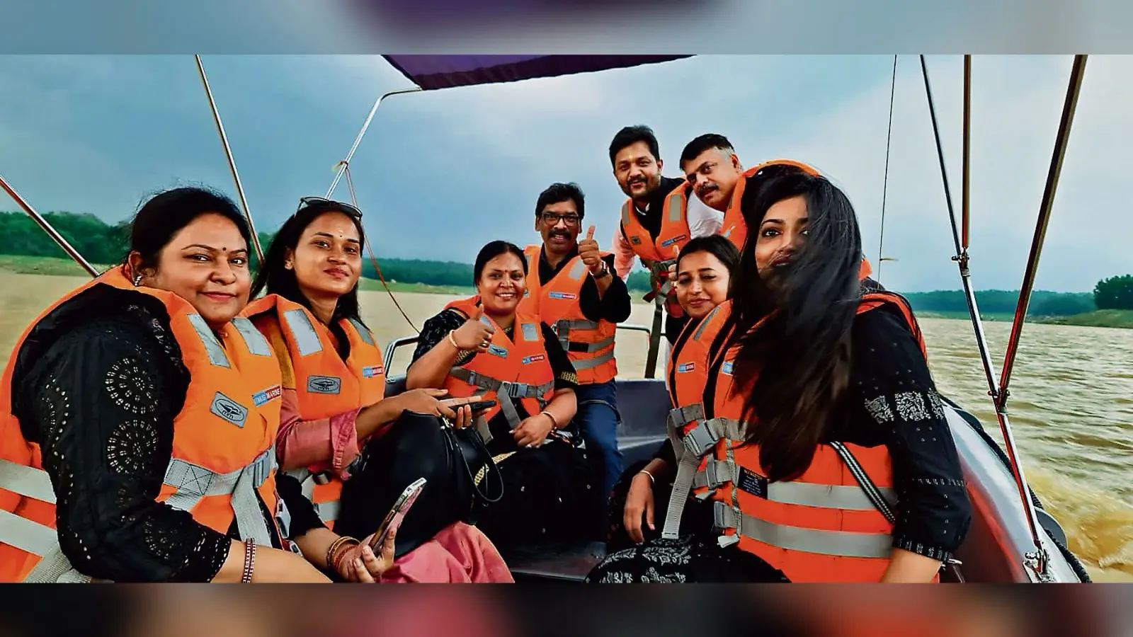 Jharkhand: निर्वाचन आयोग की अधिसूचना के इंतजार के बीच लतरातू में सीएम ने 42 विधायकों के साथ की पार्टी