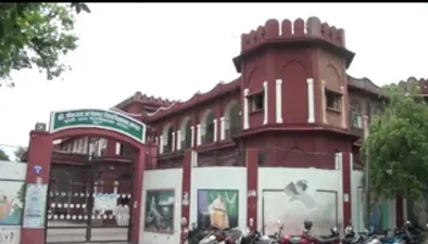 Agra News: परीक्षा की कॉपियों को रास्ते में ही बदल देता था ऑटो चालक, पुलिस ने किया गिरफ्तार, पूछताछ जारी
