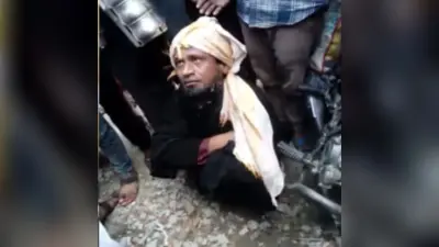 बरेली में बुर्का पहनकर रामलीला में आए सिरफिरे युवक को पब्लिक ने धुना, पुलिस ने लिया हिरासत में तो बोला..