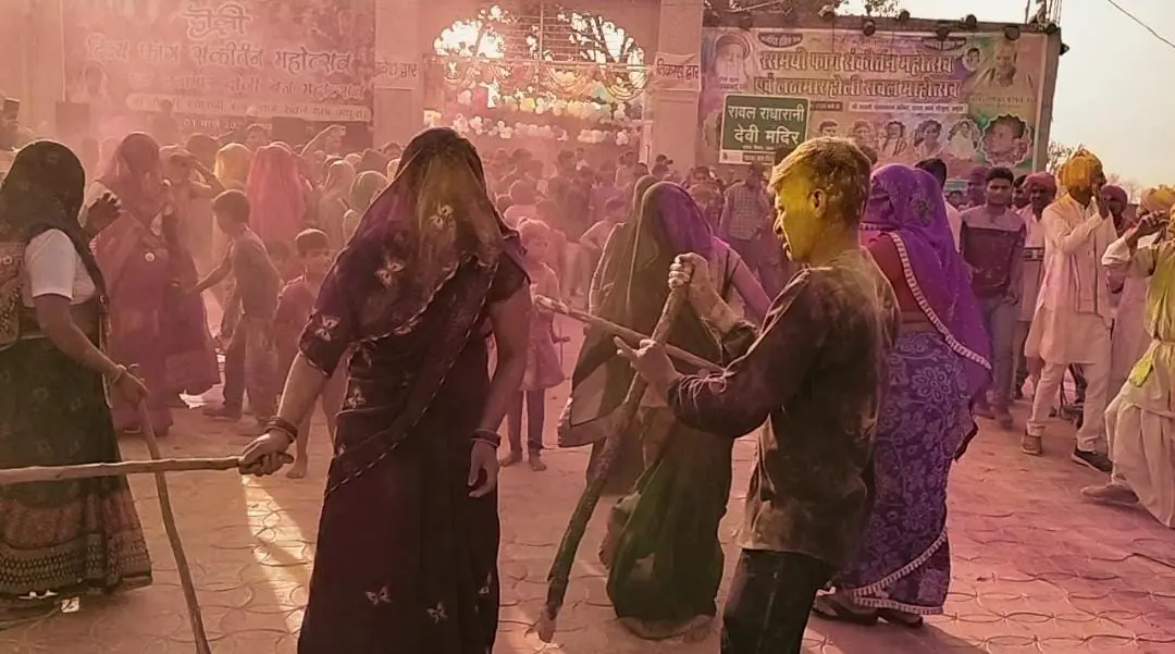 Holi 2023: रावल में भक्तों ने राधा रानी संग खेली होली, रंग बिरंगे कपड़ों में महिलायें लाठियां बरसाती नजर आईं