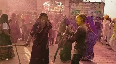Holi 2023: रावल में भक्तों ने राधा रानी संग खेली होली, रंग बिरंगे कपड़ों में महिलायें लाठियां बरसाती नजर आईं