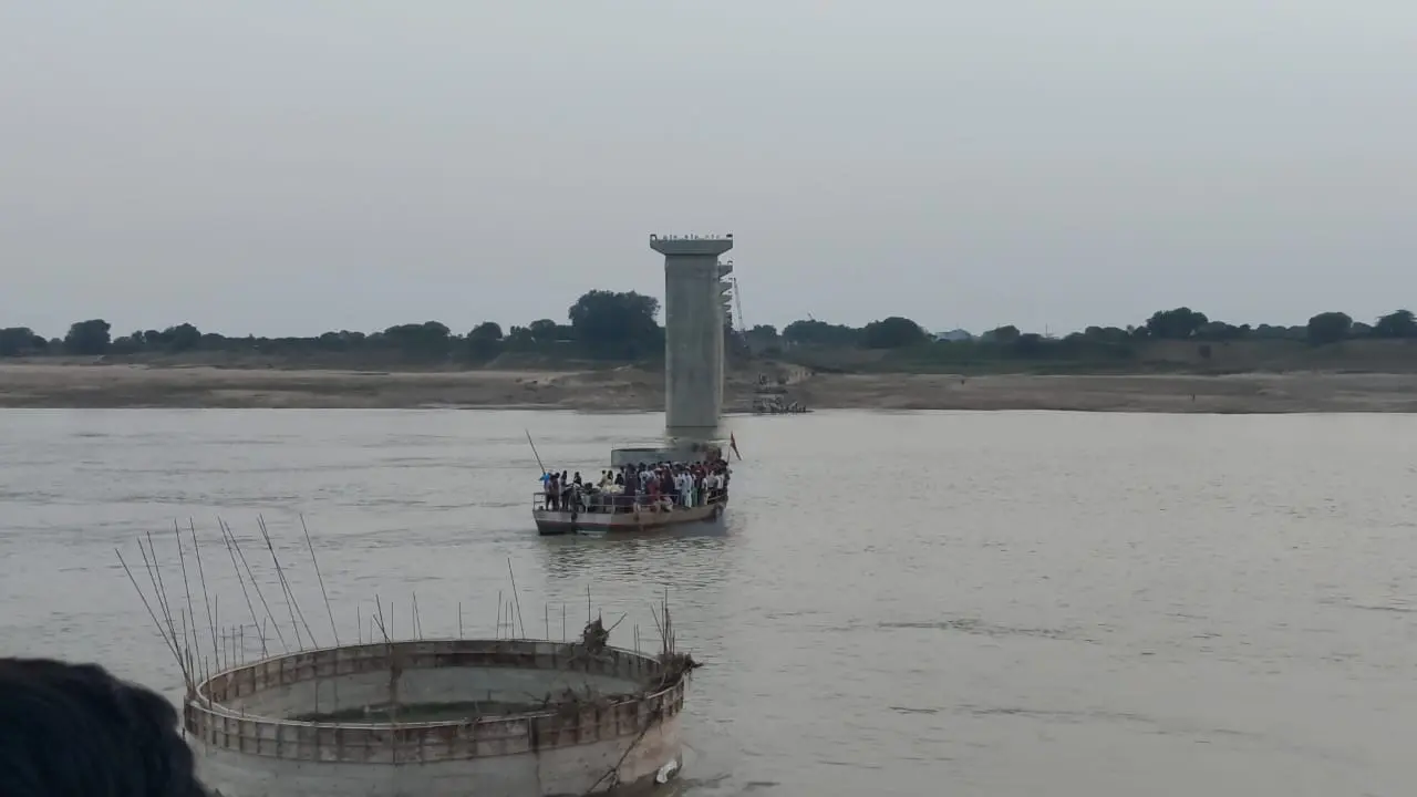 Agra : 150 यात्रियों को ले जा रहा स्टीमर चंबल नदी के बीच में फंसा, दो घंटे तक चीख पुकार