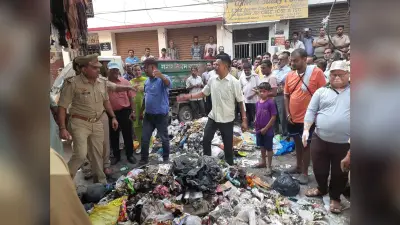 बरेली : नगर निगम की गाड़ी हटाने को लेकर बवाल, गुस्साए सफाई कर्मियों ने दरगाह मोड़ पर कूड़ा का ढेर लगाया, FIR