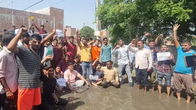 आगरा: कॉलोनी में जलभराव की समस्या से रहवासियों में आक्रोश, बदबूदार पानी में बैठकर किया धरना-प्रदर्शन