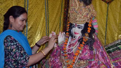 UP News: आगरा की ये महिला भगवान श्रीकृष्ण को पति मानकर रखती है करवाचौथ का व्रत, 13 साल पहले की थी शादी