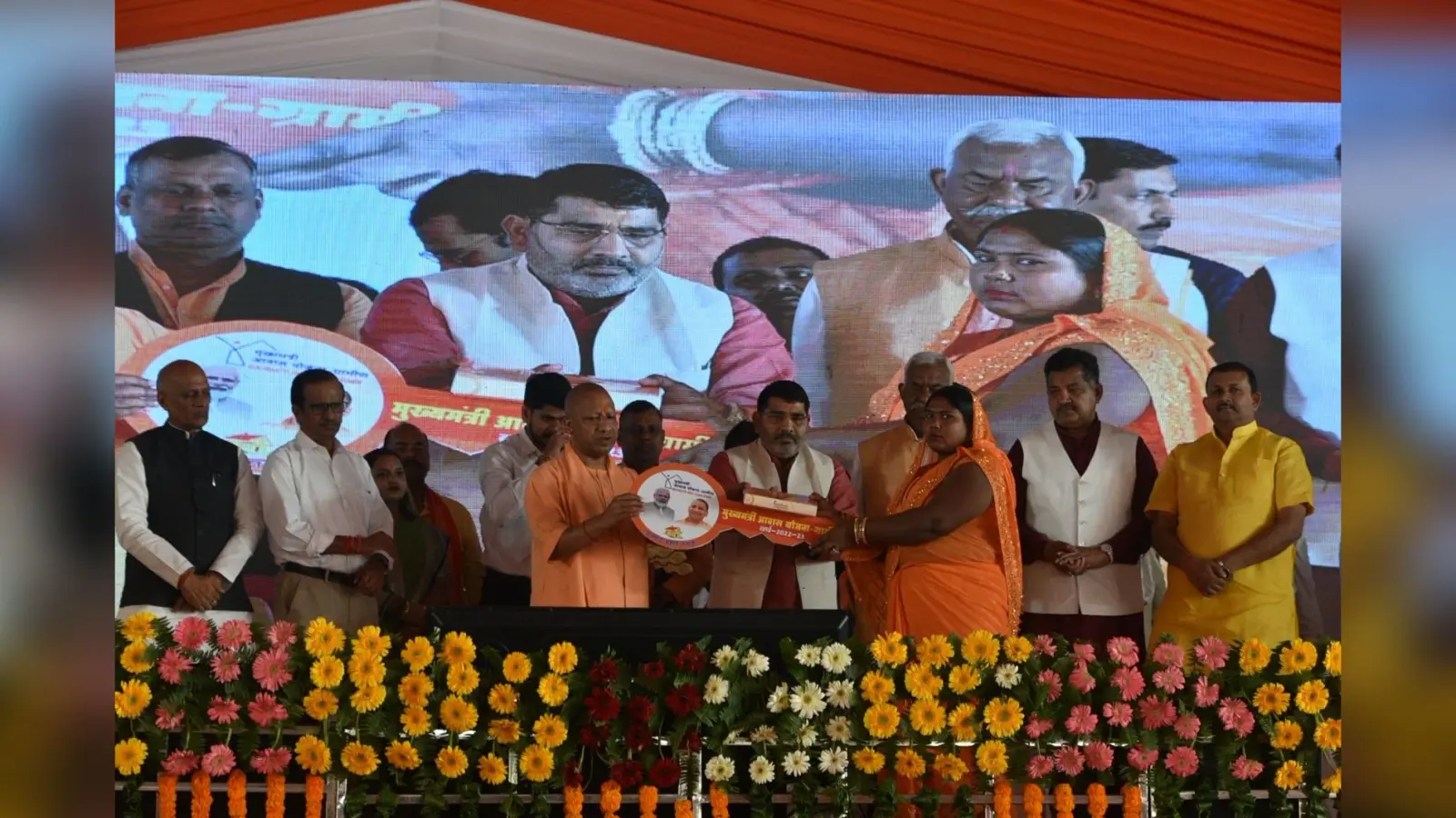 Gorakhpur : सीएम योगी ने वनटांगियों के संग मनाई दीपावली, वनवासियों को दिया153 करोड़ का ‘ गिफ्ट ‘