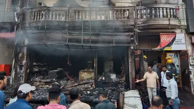 आगरा: डेली नीड्स में लगी भीषण आग, फायर ब्रिगेड ने पाया काबू, जानें शहर में हुए त्योहार की रात आगजनी की घटनाएं