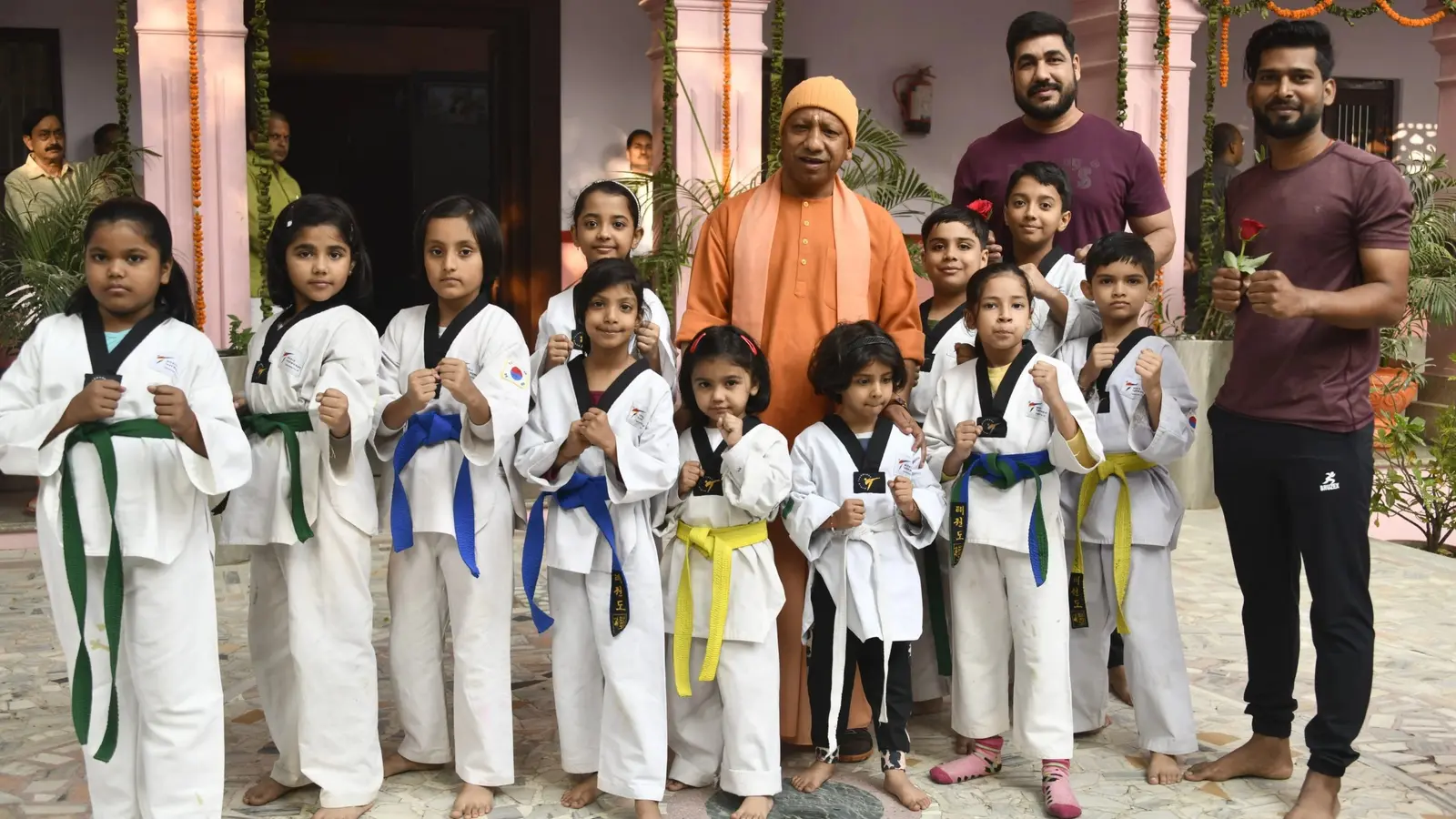 गोरखपुर: सीएम योगी ने बाल दिवस पर बच्चों से की मुलाकात, कुछ इस तरह दी शुभकामनाएं