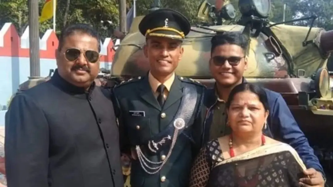 Rajouri Encounter : पैतृक गांव में हुआ शहीद कैप्टन शुभम गुप्ता का अंतिम संस्कार, मां ने मंत्री को दी ये नसीहत