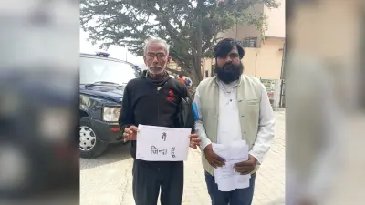 आगरा: कागजों में मृत घोषित बुजुर्ग ‘मैं जिंदा हूं’ के पर्चे लेकर पहुंचा दफ्तर, डीएम ने अफसरों को लगाई फटकार